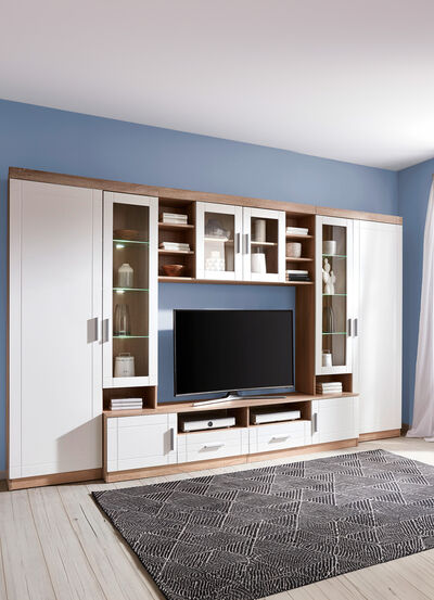 Woonwand met glazen planken met ledverlichting 