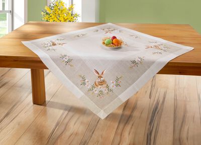 Geborduurde tafel- en kamerdecoratie met paashaasmotief 