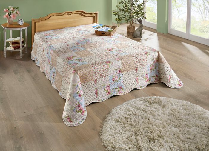 Bedsprei aan beide zijden bedrukt met een rozendessin 