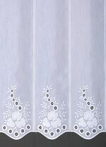 Geborduurd kort gordijn met een gebogen afwerking 