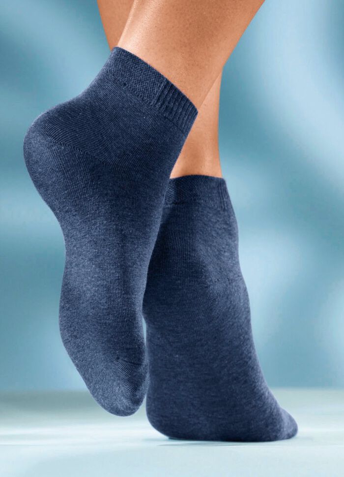 Set van zes sokken in verschillende kleuren 