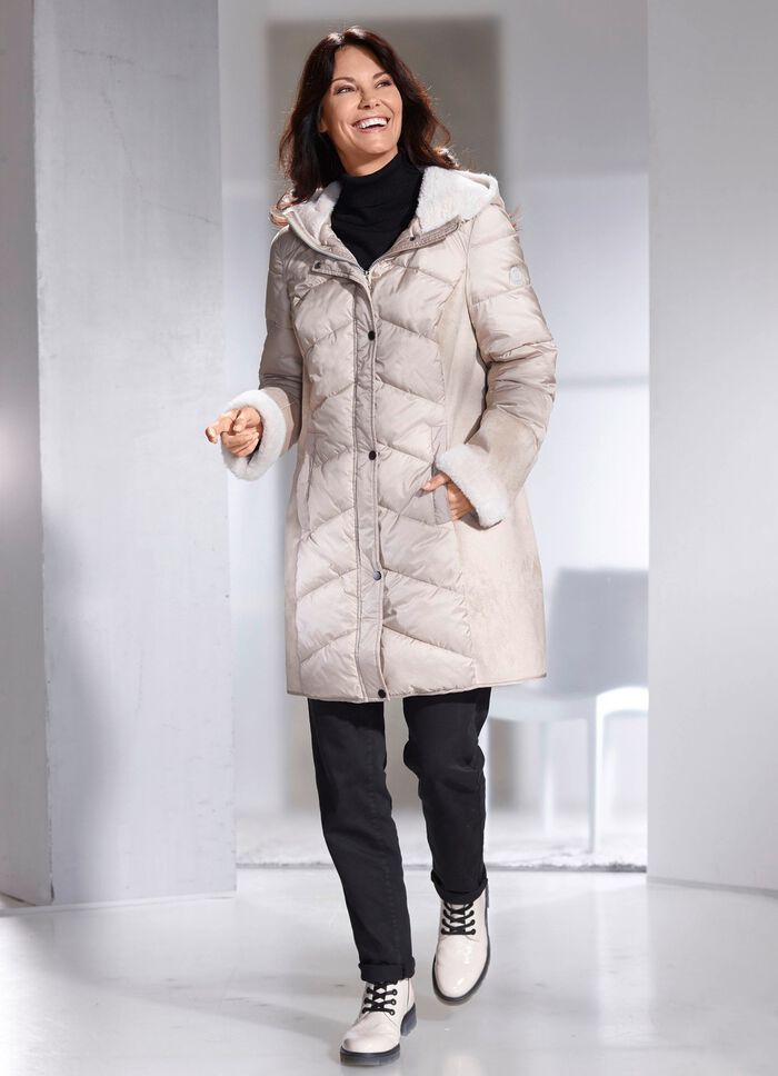 Korte jas in een eigentijdse materiaalmix 