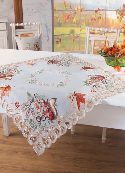 Uitgebreid vervaardigde tafel- en kamerdecoratie 