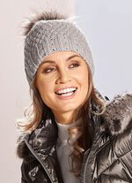 Muts met subtiele strasssteentjes en pompon van imitatiebont 
