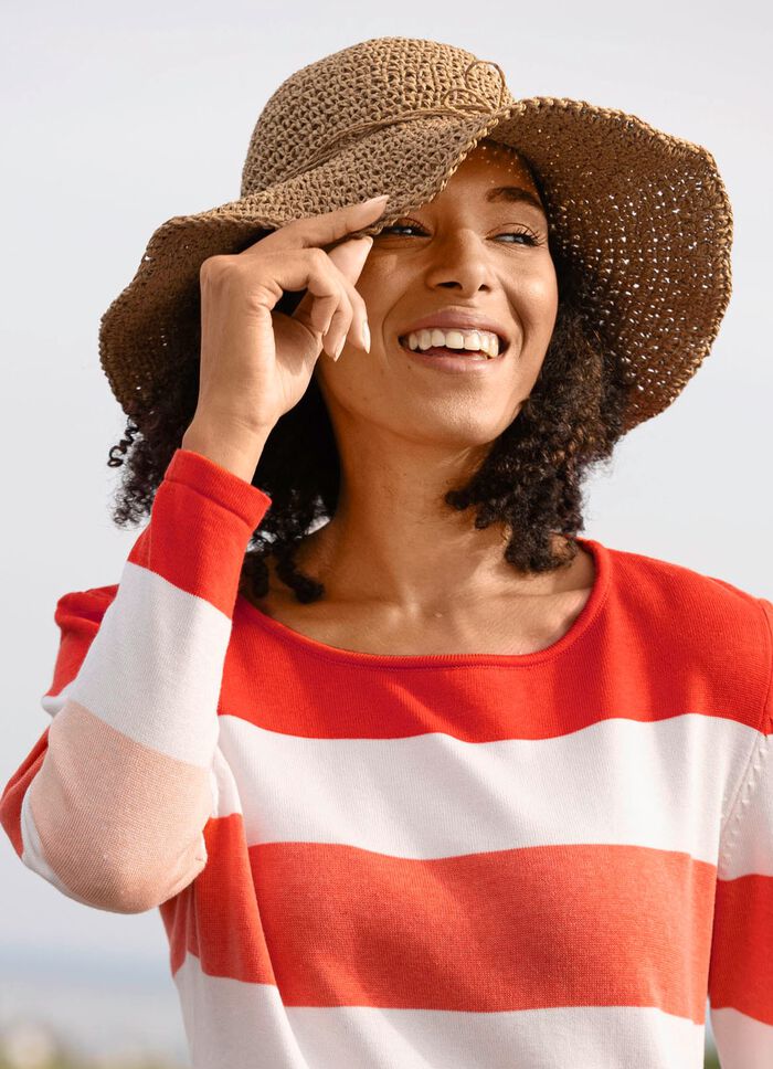 Zomerse dameshoed van papierstro met decoratief koord 