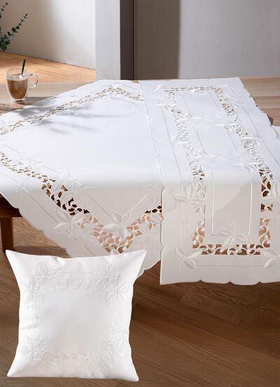 Tafel- en kamerdecoratie met uitgebreid borduurwerk 