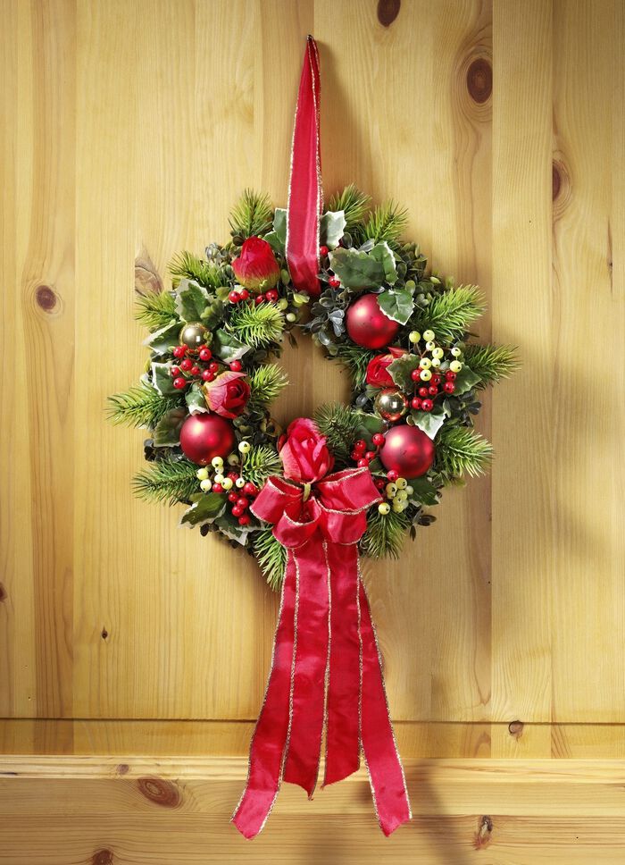 Muurkrans met rode kralen en rozen 