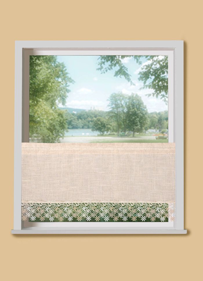 Kort gordijn met macram&eacute;kant 