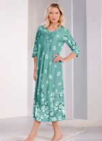 Nachthemd van "Laurina" met kantmotief bij de halslijn 