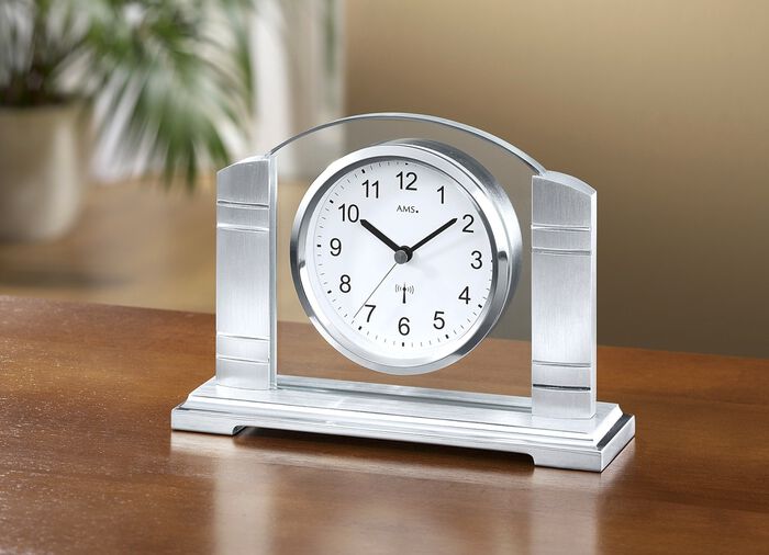 Tafelklok met achterwand van mineraalglas ZILVER