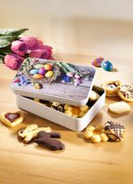 Het tin van het metaal met pasen gebak 