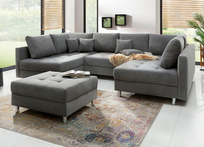 Gestoffeerd meubilair met kruk en kussens 