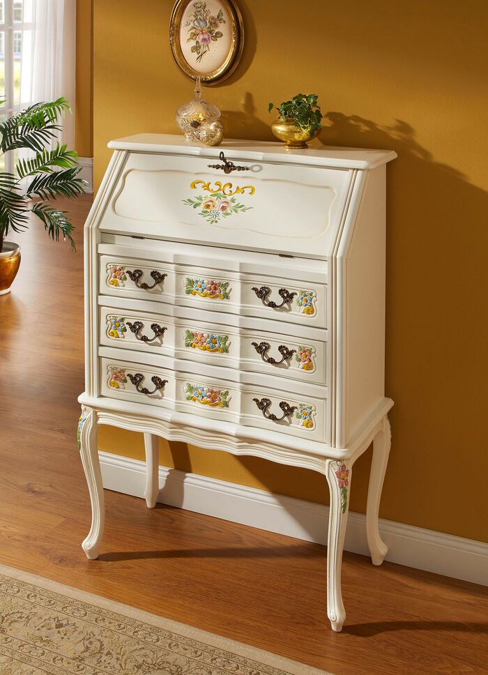 Deels massieve meubelserie met artistieke houten decoraties 