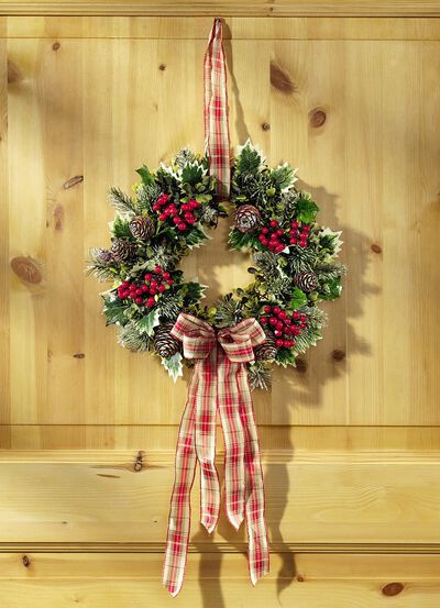 Muurkrans met dennen- en hulsttakken 