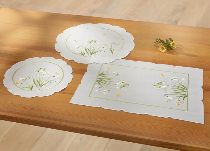 Geborduurde tafel- en kamerdecoratie met sneeuwklokjesmotief 