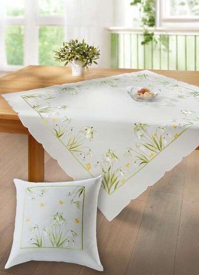 Geborduurde tafel- en kamerdecoratie met sneeuwklokjesmotief 