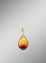 Kettinghanger met echte barnsteen 