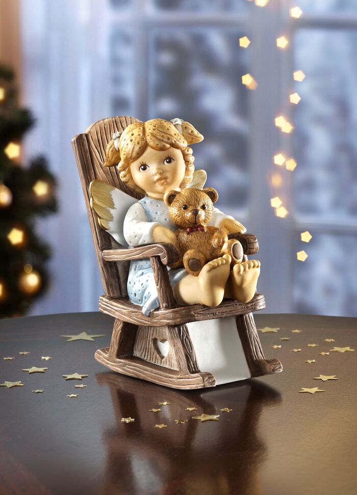 Engel in een schommelstoel, gemaakt van porselein 