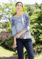 Trui in een lichte batiklook 