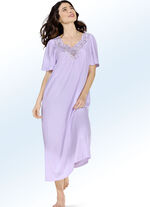 Nachtjapon van "Pfau" met hoogwaardig geborduurd kant LILA