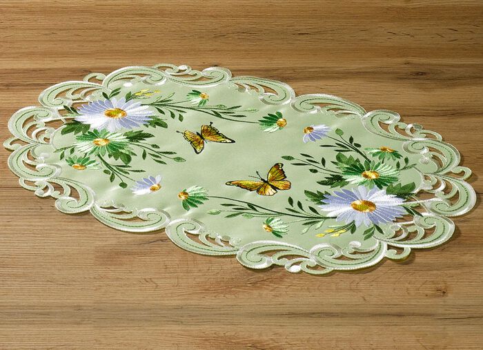 Tafel- en kamerdecoratie met bloemen en vlinders 