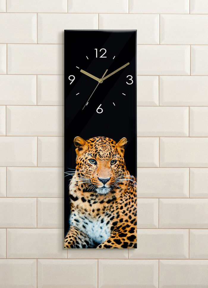 Glazen wandklok met gouden wijzers 