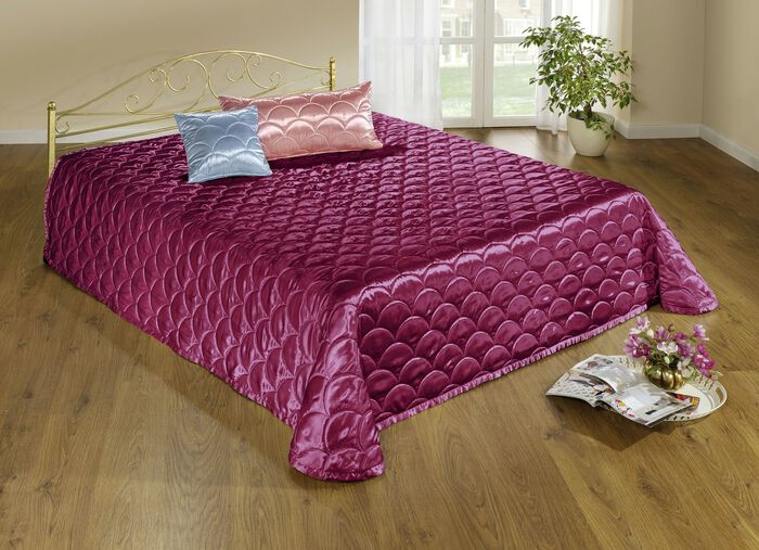 Elegante, glanzende sprei en kussenslopen met quilting in schelplook WIJNROOD