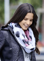 Lussensjaal met stippenmotief 