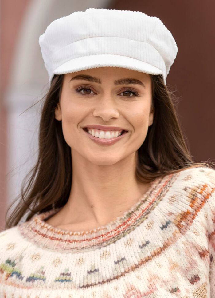 Elegante dames krantenjongenspet met elastiek aan de achterkant WIT