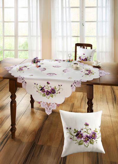 Tafel- en kamerdecoratie met bloemen in kantlook 