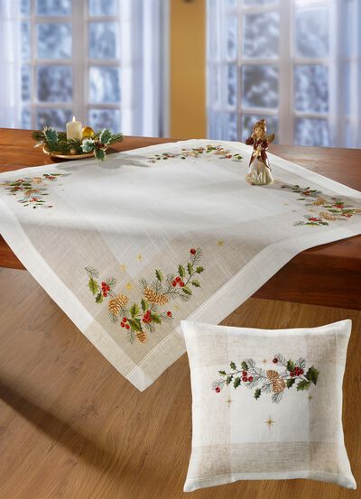 Uitgebreid geborduurd tafelkleed of kussenhoes 
