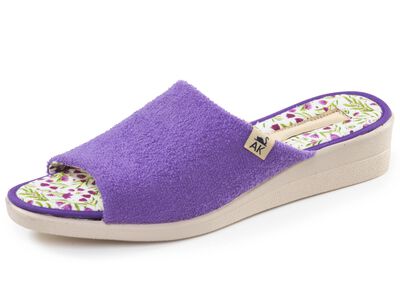 Klassieke damespantoffels, gemaakt van textielmateriaal 