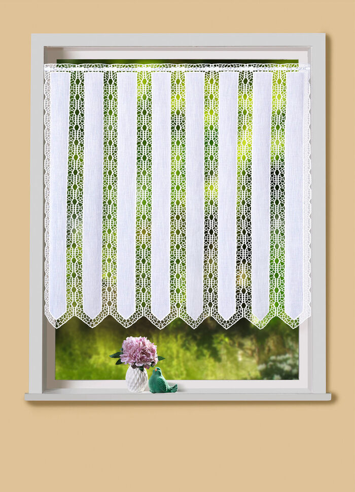 Kort gordijn met uitvoerig vervaardigd macramékant