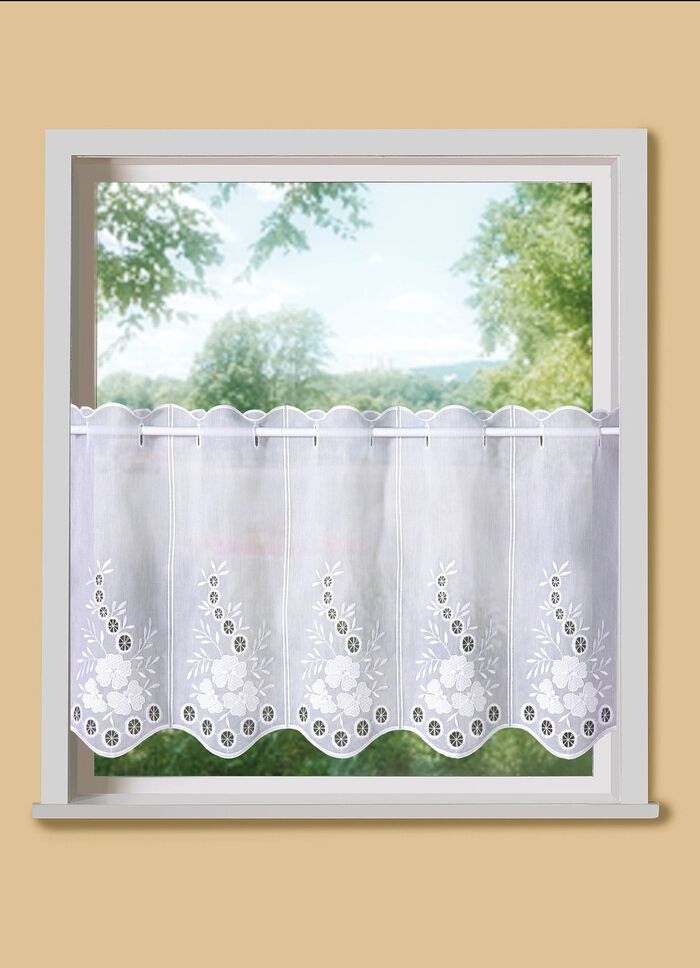 Geborduurd kort gordijn met een gebogen afwerking 