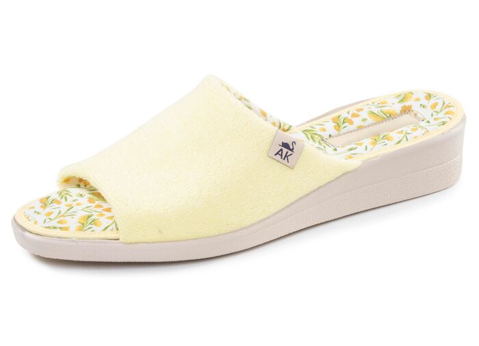 Klassieke damespantoffels, gemaakt van textielmateriaal 