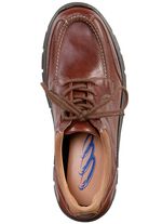 Veterschoen met contrasterende inzetstukken 