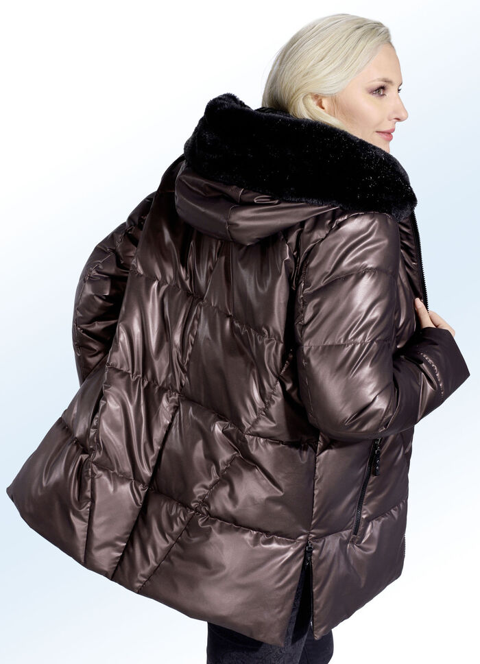 Jas in 2 kleuren met knuffelzachte binnenkant van imitatiebont in de vaste capuchon 