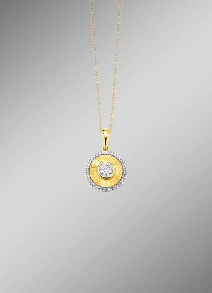 Stijlvolle hanger met briljant en diamanten 