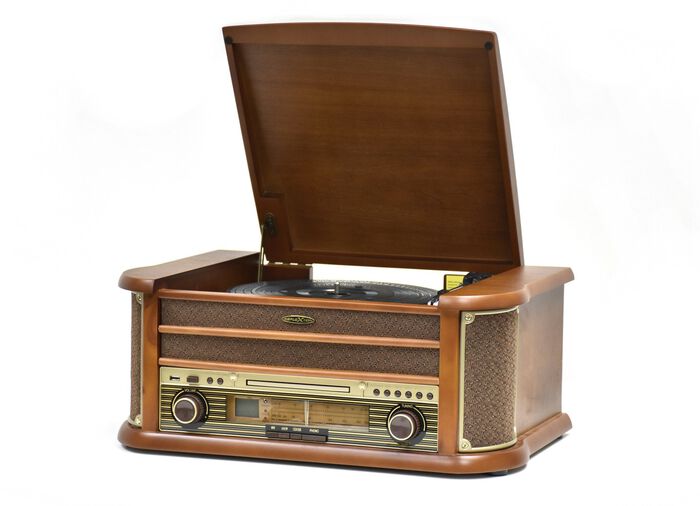 Nostalgische stereo-installatie met een rustieke behuizing van echt eikenhout 