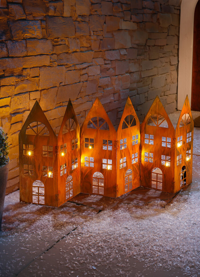 Silhouet van een huis in roest-look met geïntegreerd lichtsnoer 