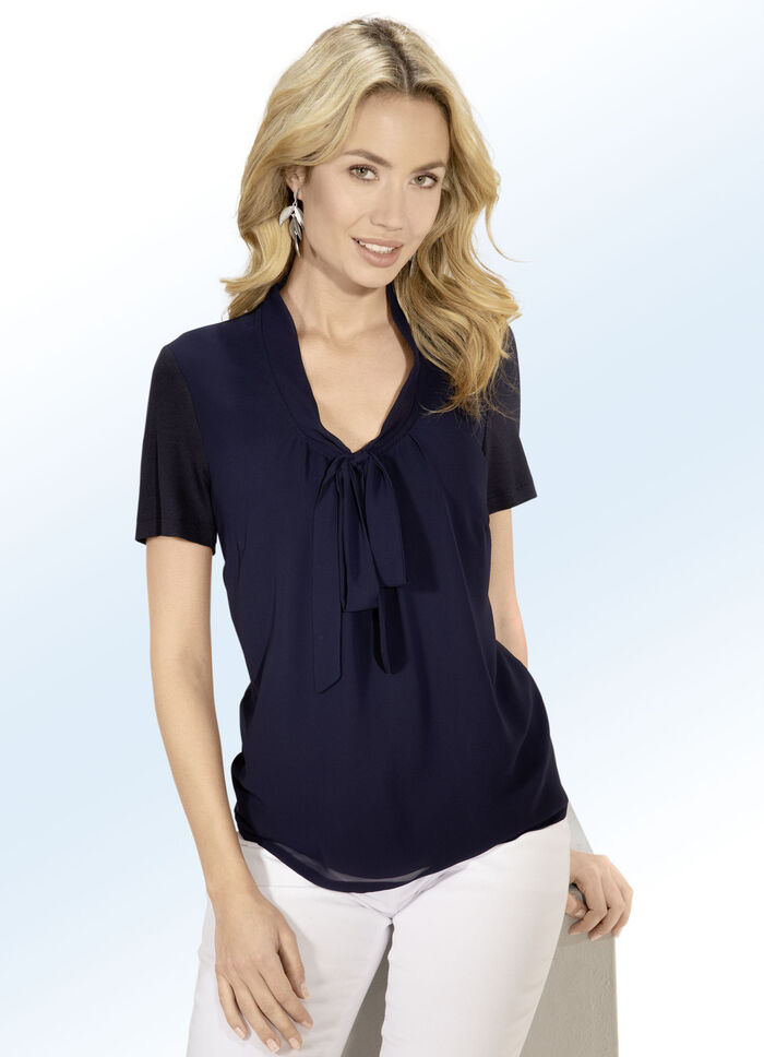 Tuniek met strikband bij de V-hals 