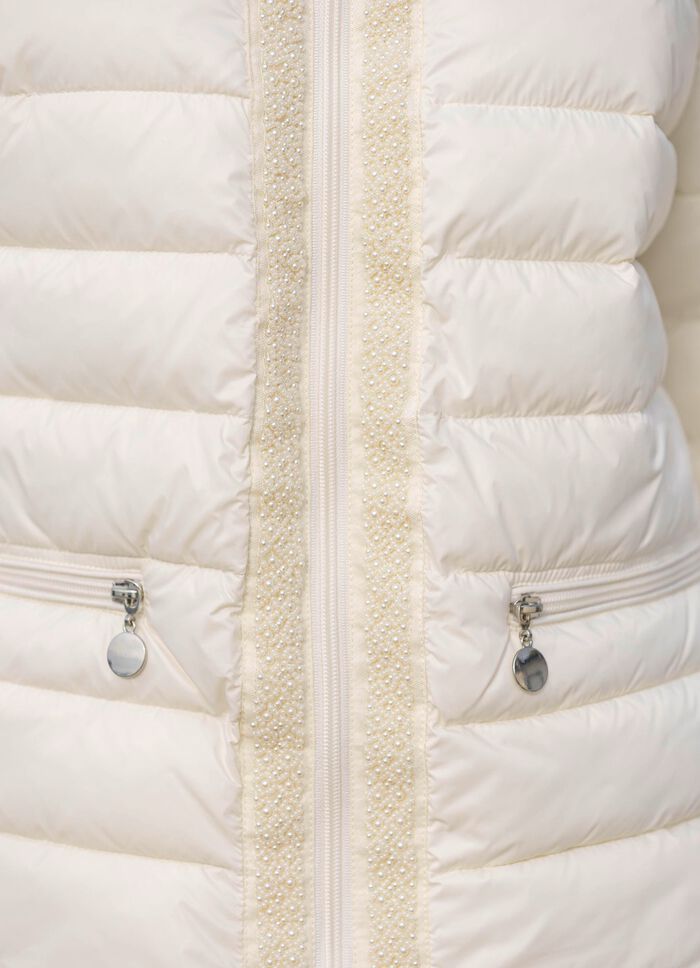 Jasje met decoratieve parelversiering 