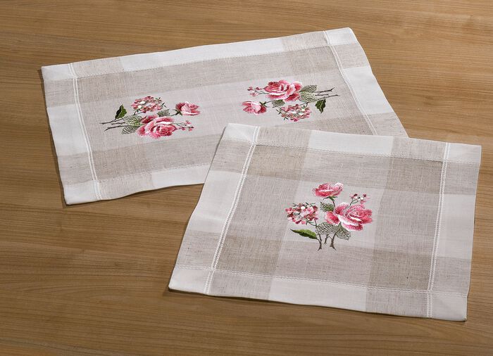 Tafel- en kamerdecoratie met een betoverend rozenontwerp 