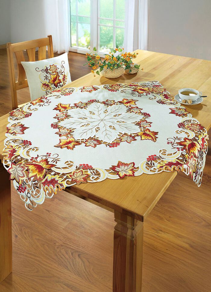 Tafel- en kamerdecoratie met herfstloof-motief 