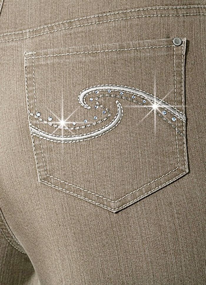 Comfortabele jeans versierd met strasssteentjes  