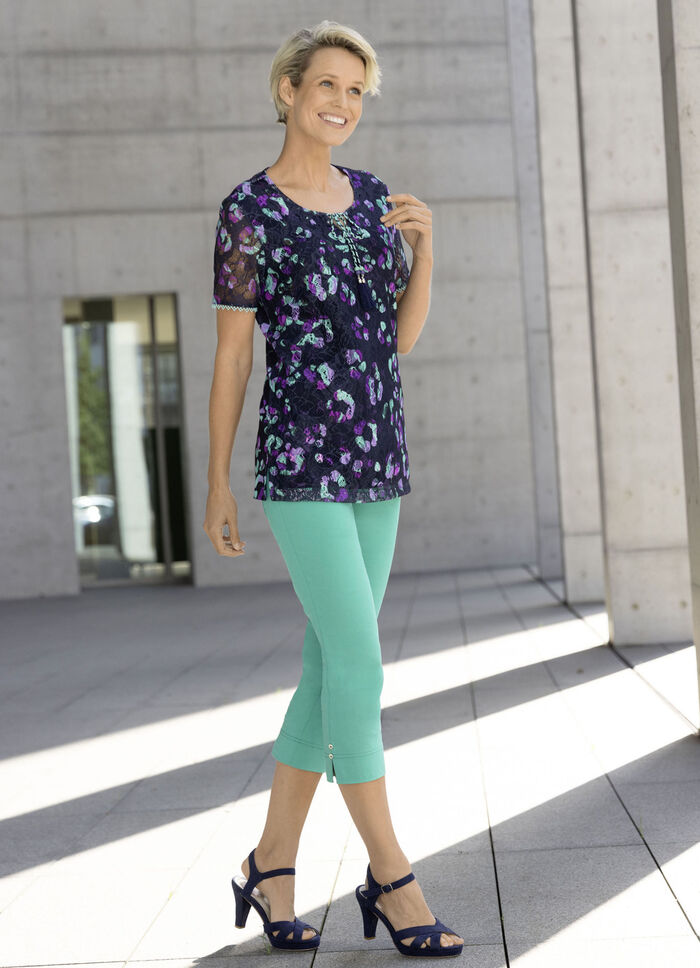 Shirt met kanten rand eronder 