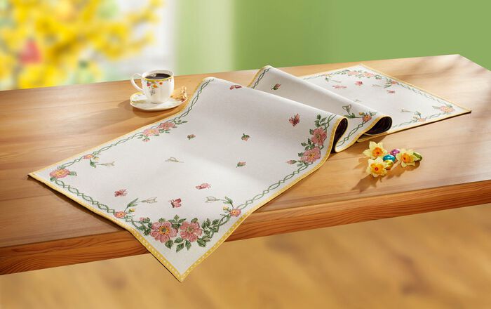 Tafeldecoratie met bloemen- en vlinderdecor 