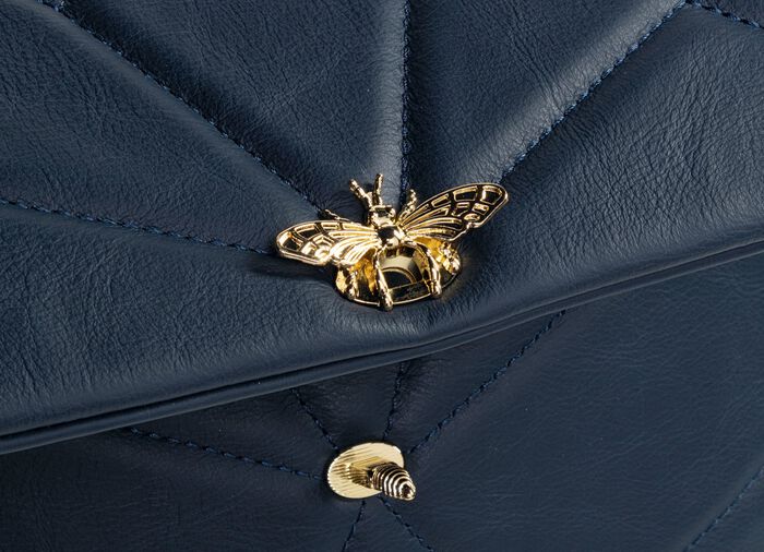 Laurina tas met knevelsluiting in extravagante libellevorm 