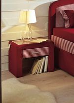 Nachtkastje met glazen blad 