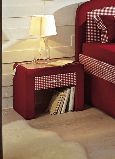 Nachtkastje met glazen blad 